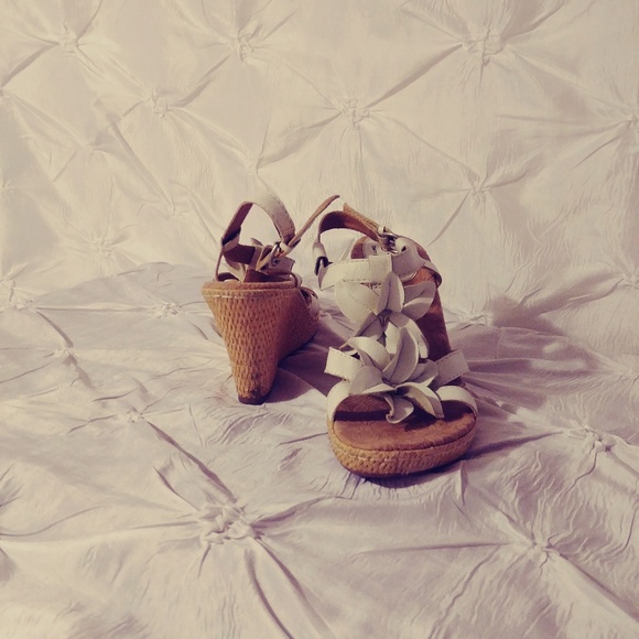 White leather heeled sandals - Picture 3 of 3